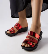 Klapki i japonki damskie - Czerwone błyszczące klapki Loli - marka niezdefiniowana - miniaturka - grafika 1