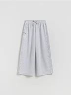 Spodnie i spodenki dla dziewczynek - Reserved - Spodnie dresowe SmileyWorld® - jasnoszary - miniaturka - grafika 1