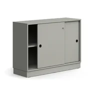 Szafy biurowe - Zamykana szafa przesuwna QBUS, 1 półka, cokół, uchwyty, 868x1200x400 mm, jasnoszary - miniaturka - grafika 1