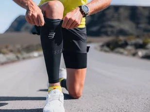 COMPRESSPORT Opaski kompresyjne na łydki R2V3 OXYGEN black steel grey - Pozostały sprzęt i akcesoria do ćwiczeń - miniaturka - grafika 4