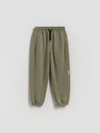 Spodnie i spodenki dla chłopców - Reserved - Bawełniane spodnie jogger - oliwkowy - miniaturka - grafika 1
