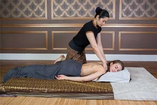 Masaż tajski olejkiem kokosowym 8 lokalizacji w Warszawie - Czasopisma - miniaturka - grafika 1