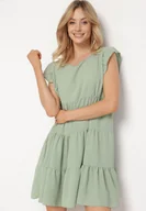 Sukienki - Miętowa Rozkloszowana Sukienka z Falbankami Zapinana przy Szyi Rettesa - miniaturka - grafika 1
