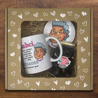 Kubki - Zestaw prezentowy w kartoniku w serduszka - kubek Babcia ma świetny gust + herbata - miniaturka - grafika 1