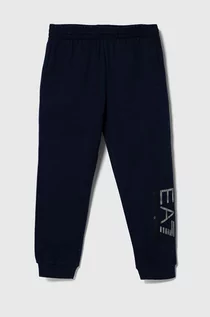 Spodnie i spodenki dla chłopców - EA7 Emporio Armani spodnie dresowe bawełniane dziecięce kolor granatowy z nadrukiem - grafika 1