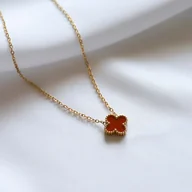 Naszyjniki - Naszyjnik damski czerwona koniczynka ze stali szlachetnej - miniaturka - grafika 1