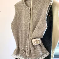 Swetry damskie - TEMU Elegancka Kamizelka z Perłowymi Guzikami dla Kobiet – Wysokoelastyczna Bezrękawnikowa Marynarka, Jednokolorowa z Okrągłym Dekoltem, Idealna na - miniaturka - grafika 1