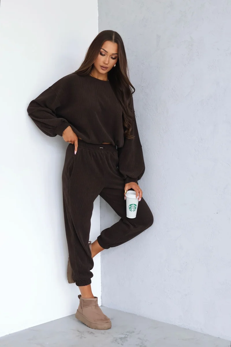 [r. uniwersalny] Dres damski By Mia prążkowany bluza i joggery czekolada
