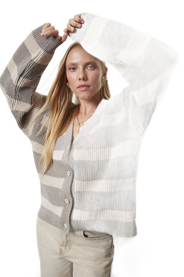 TRENDYOL SWETER DAMSKI ROZPINANY W PASKI Z GUZIKAMI M 5EA*