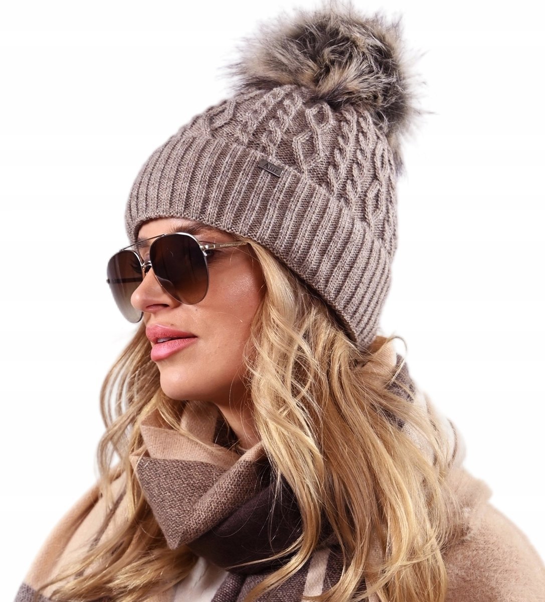 Zimowa CIEPŁA CZAPKA damska na prezent gruba na polarze z pomponem Latte