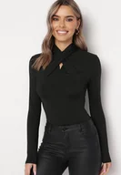 Bluzki damskie - Czarna Bluzka z Półgolfem Ozdobiona Drapowaniem Binare - miniaturka - grafika 1