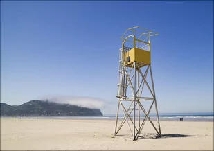 Lifeguard tower and a low, passing cloud on the beach of the small, Pacific Ocean town of Seaside, Oregon, Carol Highsmith - plakat 80x60 cm - Plakaty - miniaturka - grafika 1