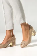 Czółenka - Beżowe czółenka damskie lakierowane na szerokim słupku z ozdobą Casu MD7533-2 - miniaturka - grafika 1