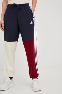 Spodnie damskie - adidas spodnie dresowe Essentials damskie kolor granatowy wzorzyste - grafika 1