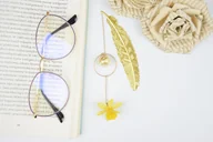 Zakładki do książek - Zakładka do książki - zerwany kwiat 4 - miniaturka - grafika 1