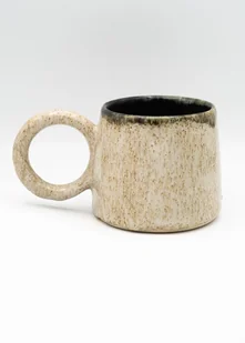 Beżowy ceramiczny kubek z okrągłym uszkiem - Kubki - miniaturka - grafika 1