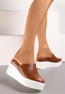 Klapki i japonki damskie - Brązowe Klapki na Koturnie i Platformie z Gładkiej Ekoskóry Navrume - miniaturka - grafika 1