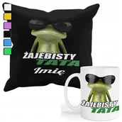 Gadżety dla niej i dla niego - ZESTAW KUBEK + PODUSZKA Z POSZEWKĄ- PREZENT DLA FANA DZIEŃ TATY + IMIĘ - miniaturka - grafika 1