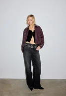 Kurtki damskie - Stradivarius Pikowana bomberka ze sztucznej skóry Wiśniowy S - miniaturka - grafika 1