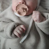 Smoczki uspokajające - Frigg Smoczek dla niemowlaka kauczukowy Daisy Sage 0+ - miniaturka - grafika 1