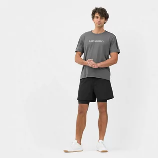 Spodnie sportowe męskie - Męskie spodenki treningowe 2w1 Calvin Klein Shorts 00GMS3S803 - czarne - grafika 1