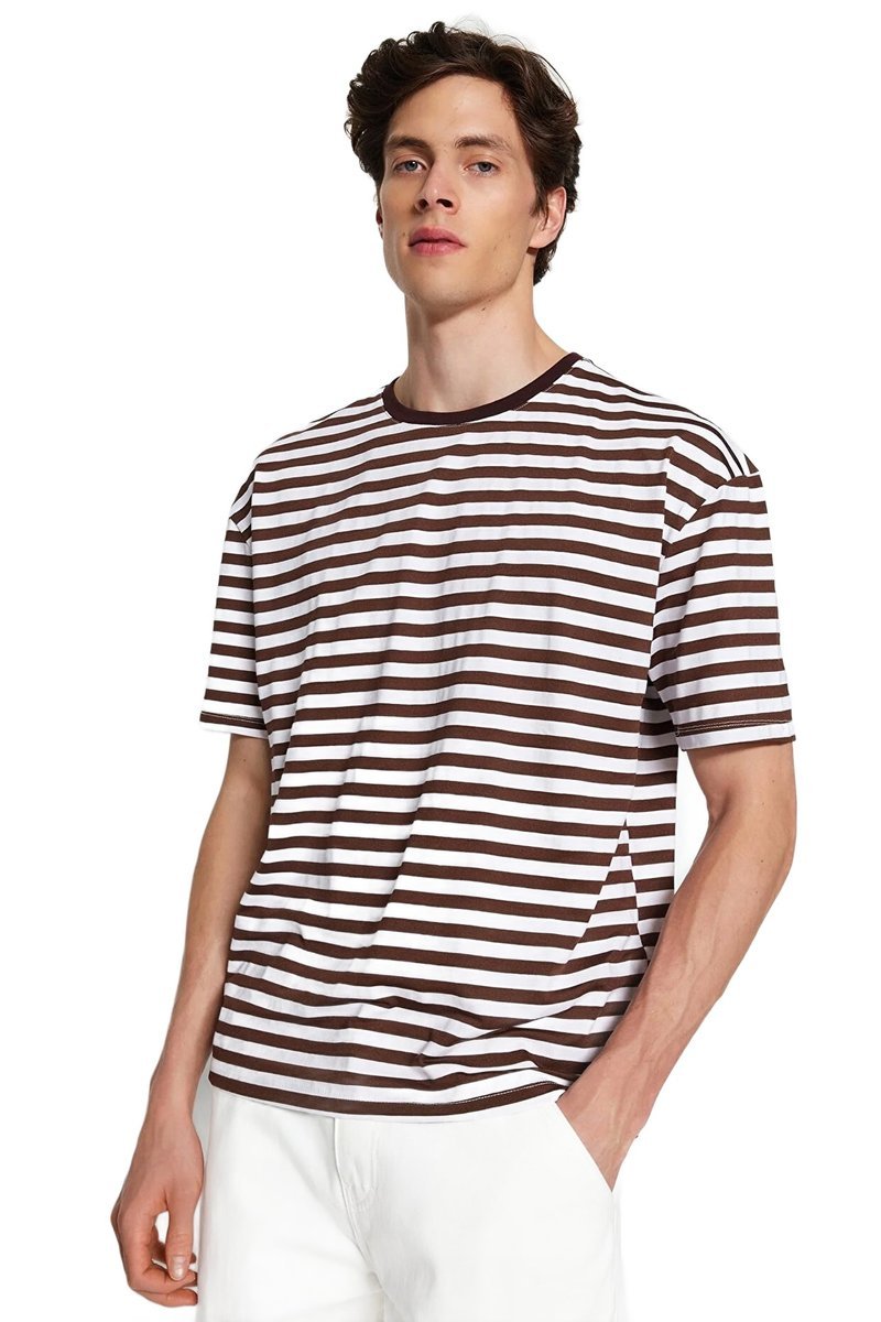 TRENDYOL MAN MĘSKI T-SHIRT W PASKI BRĄZOWO BIAŁY Z OKRĄGŁYM DEKOLTEM L 5DA