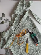 Fartuchy i rękawice kuchenne - Fartuch plamoodporny kuchenny zielonego koloru z wzorem Prowansja - miniaturka - grafika 1