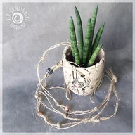 Kwietniki - Organiczny wiszący kwietnik ceramiczny z makramą - miniaturka - grafika 1