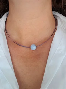 Naszyjnik kulka błękit fiolet chalcedon struna 45 - Naszyjniki - miniaturka - grafika 1