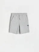 Spodnie i spodenki dla chłopców - Reserved - Bawełniane szorty - jasnoszary - miniaturka - grafika 1