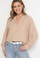 Bluzki damskie - Ciemnobeżowa Bawełniana Bluzka z Dekoltem w Serek Zdobiona Delikatnym Haftem Liserena - miniaturka - grafika 1