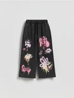 Spodnie i spodenki dla dziewczynek - Reserved - Spodnie dresowe z nadrukiem - czarny - miniaturka - grafika 1