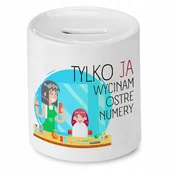 Skarbonki - SKARBONKA FRYZJERKI FRYZJERA WYCINAM OSTRE NUMERY z Nadrukiem ze Zdjęciem - miniaturka - grafika 1