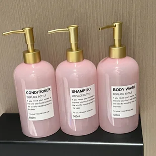 TEMU 500ml - Półprzezroczysta, dziewczęca butelka z różykowym wzorem. Idealna do hoteli, pensjonatów, salonów piękności i fryzjerstwa. Doskonała do - Pozostałe akcesoria kosmetyczne - miniaturka - grafika 1