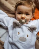 Rampersy - Hi Little One rampers niemowlęcy MIŚ OverSize BOHO White roz S Pom Pom - miniaturka - grafika 1