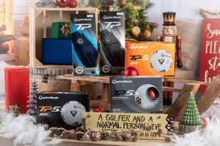 Zestaw prezetowy dla golfisty - drewniana tabliczka golfowa, dwie rękawiczki TaylorMade Tour Preffered, zestaw 3 tuzinów piłek TaylorMade TP5 - Golf - miniaturka - grafika 1