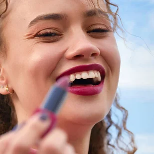 3ina 3ina Makeup  wegański  Cruelty Free  The Lipstick 384  długotrwała pomadka do ust  matowa pomadka do ust o wysokiej pigmentacji  matowana  wino matowe - Szminki - miniaturka - grafika 8