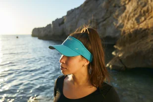 ZEROD Daszek biegowy RUNNING VISOR deep ocean - Czapki i chusty sportowe damskie - miniaturka - grafika 1