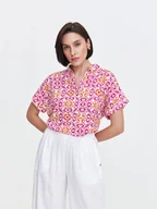 Bluzki damskie - Bluzka z grafiką w kolorze różowo-pomarańczowym - miniaturka - grafika 1