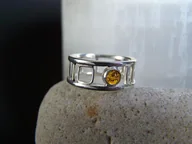 Pierścionki - Srebrny, ażurowy, geometryczny pierścionek z bursztynem rozmiar PL 17 - miniaturka - grafika 1