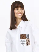 Koszule damskie - Biała luźna koszula z ozdobną kieszenią - miniaturka - grafika 1