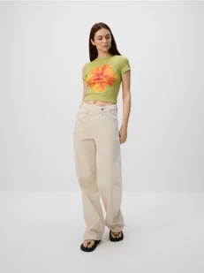 Reserved - T-shirt z kwiatowym nadrukiem - oliwkowy - Koszulki i topy damskie - miniaturka - grafika 1