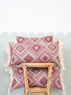Kołdry i poduszki dla dzieci - Poduszka wałek ozdobny z frędzlami "Pink boho style" - miniaturka - grafika 1