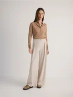 Spodnie damskie - Reserved - Szerokie spodnie z paskiem - beżowy - miniaturka - grafika 1