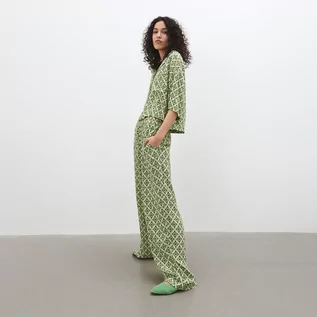 Spodnie damskie - Reserved Wzorzyste spodnie - Zielony - grafika 1
