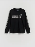 Bluzki dla chłopców - Reserved - Bawełniany longsleeve z nadrukiem NBA - czarny - miniaturka - grafika 1