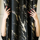 Zasłony - MARMA Zasłona gotowa na taśmie, szerokość 140cm x wysokość 250cm, kolor czarny ze złotym nadrukiem na VELVI - miniaturka - grafika 1