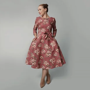 Elegancka sukienka midi rozkloszowana różowa w kwiaty retro - Sukienki - miniaturka - grafika 1