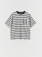 Koszulki dla chłopców - Reserved - T-shirt oversize w paski - biały - miniaturka - grafika 1