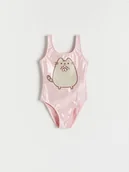 Stroje kąpielowe dla dziewczynek - Reserved - Jednoczęściowy strój kąpielowy Pusheen - pastelowy róż - miniaturka - grafika 1